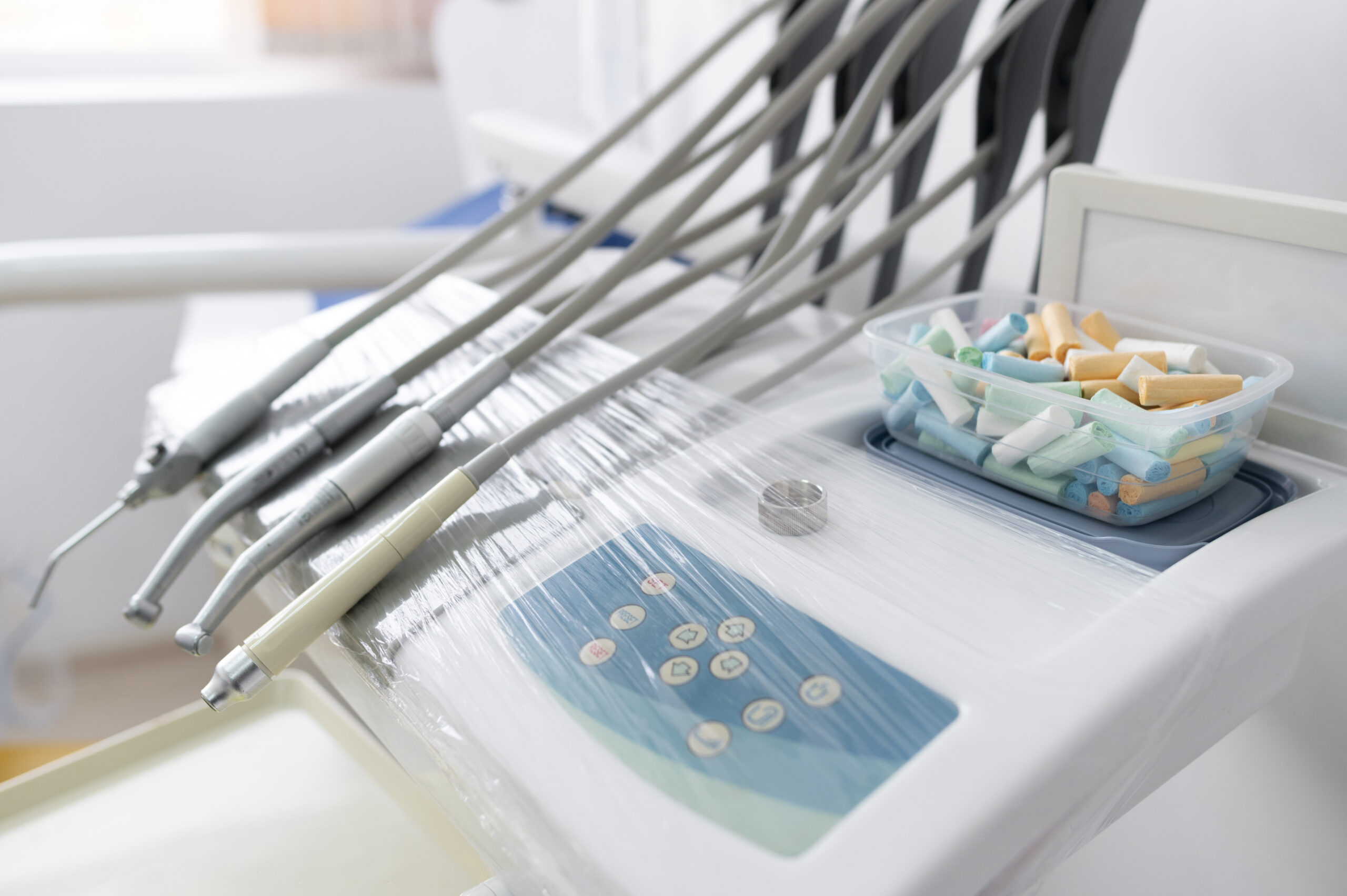 Moderne zahnärztliche Behandlungseinheit mit Instrumenten in der Zahnarztpraxis Moderne zahnärztliche Behandlungseinheit mit Instrumenten in der Zahnarztpraxis