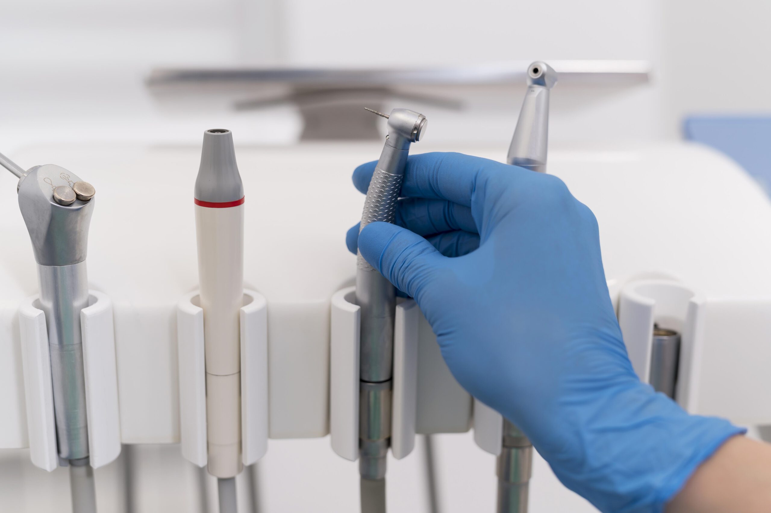 Zahnärztliche Behandlung mit Handinstrument in moderner Zahnarztpraxis Zahnärztliche Behandlung mit Handinstrument in moderner Zahnarztpraxis